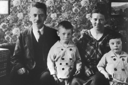 Helmut Schmidt als Kind (l.) im Jahr 1924 mit seinen Eltern und seinem Bruder Wolfgang (r.)