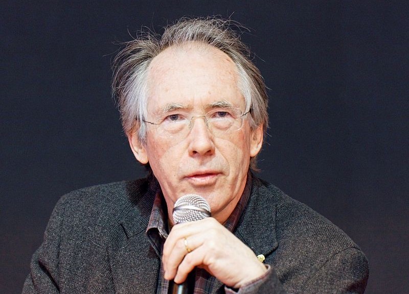 800px-Salon_du_livre_de_Paris_2011_-_Ian_McEwan_-_003